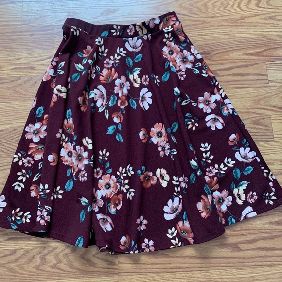 Burgundy floral skirt - Picture 1 of 3